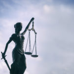 Adwokat to radca, którego zadaniem jest konsulting porady z przepisów prawnych.